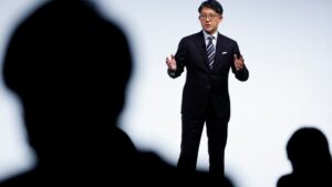 El nuevo presidente de Toyota promete que los nuevos vehículos eléctricos se destacarán como 'similares a Toyota'
