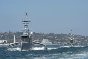 美国海军计划在 10 年内部署有人-无人舰队