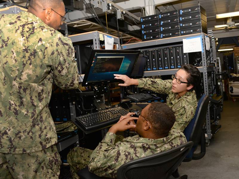 نیروی دریایی ایالات متحده و تفنگداران دریایی تلاش می کنند تا آموزش مجازی را واقعی تر کنند