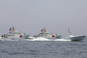 US Navy seglar första drönare genom Mideast's Strait of Hormuz