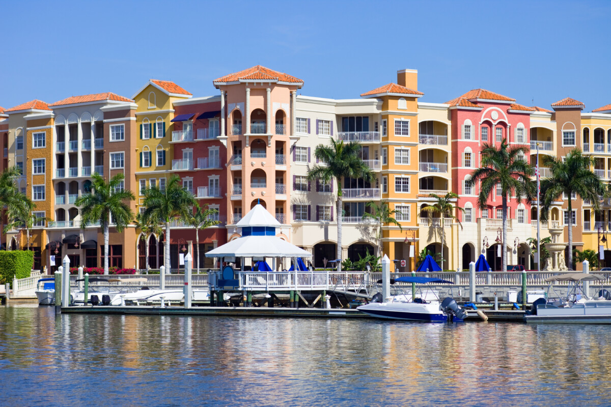 佛罗里达州那不勒斯海滩附近色彩缤纷的公寓和商店