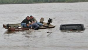 テキサス州の湖で水没したジープ・ラングラーから女性が生き返った