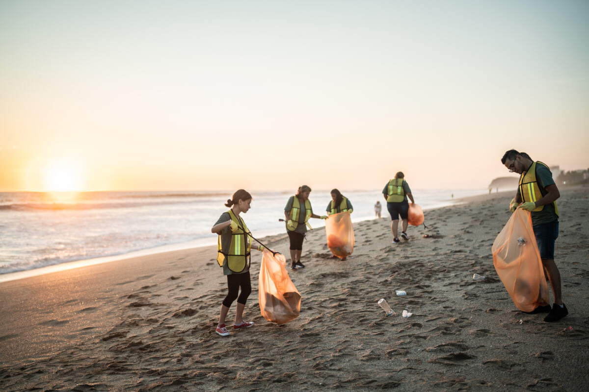 عمال إعادة التدوير يقومون بتنظيف الشاطئ