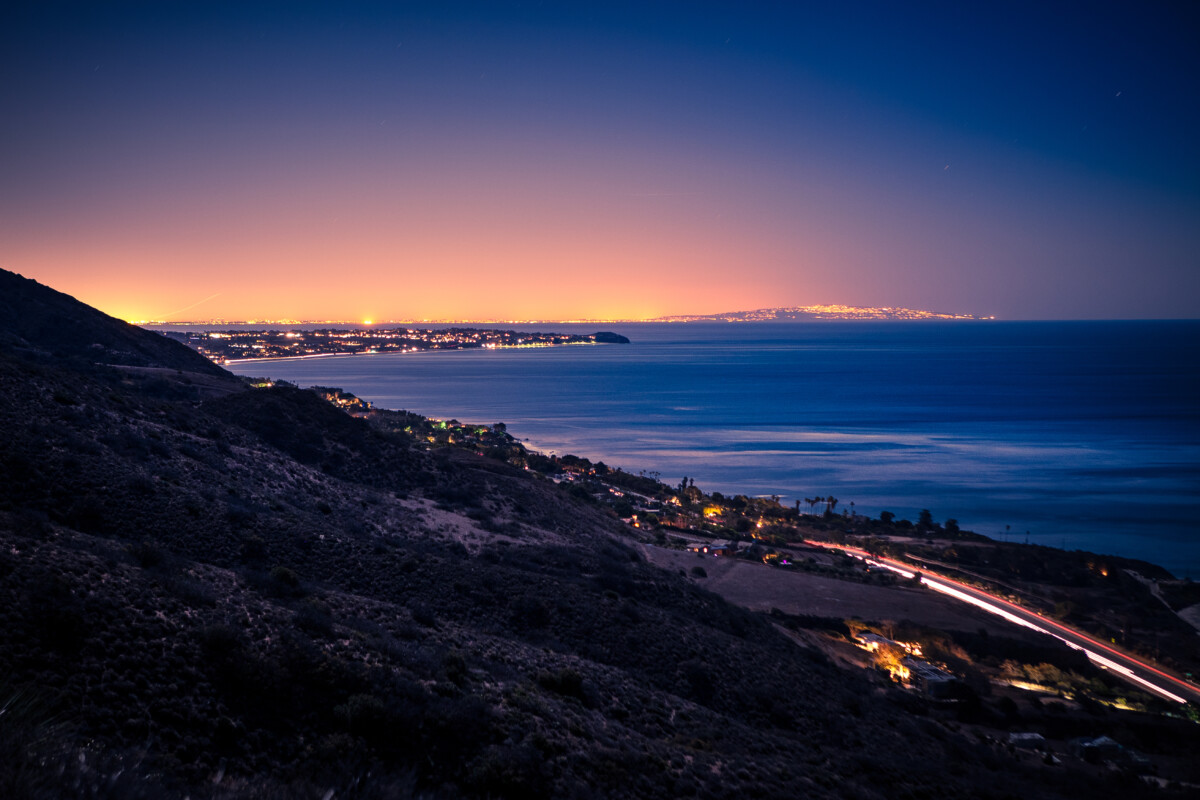 קו חוף האוקיינוס ​​השקט מהגבעות מעל ליאו קאריו בלילה.