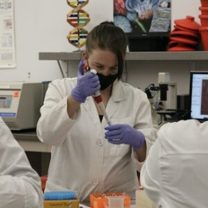 Pendekatan Mengejutkan ke Lab Sains untuk Siswa Daring Meningkatkan Akses ke Bidang STEM