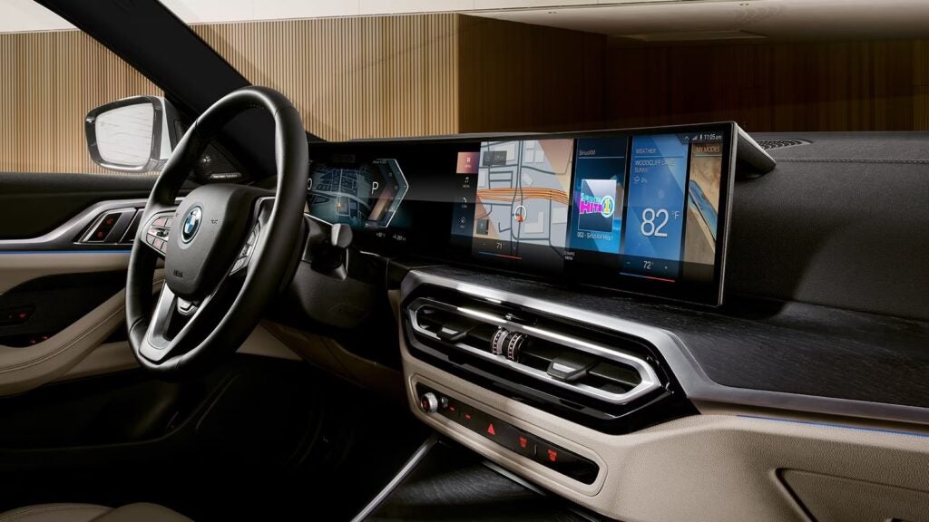 لوحة القيادة 2023 BMW i4 eDrive 40