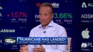 El inversionista activista Jonathan Litt se duplica en el espacio de su oficina, cree que 'el huracán ha aterrizado'