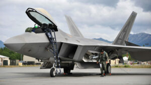 Lennuväe rahvuskaart katsetab uut redelit, mis variseb kokku ja jääb F-22 kokpiti sisse