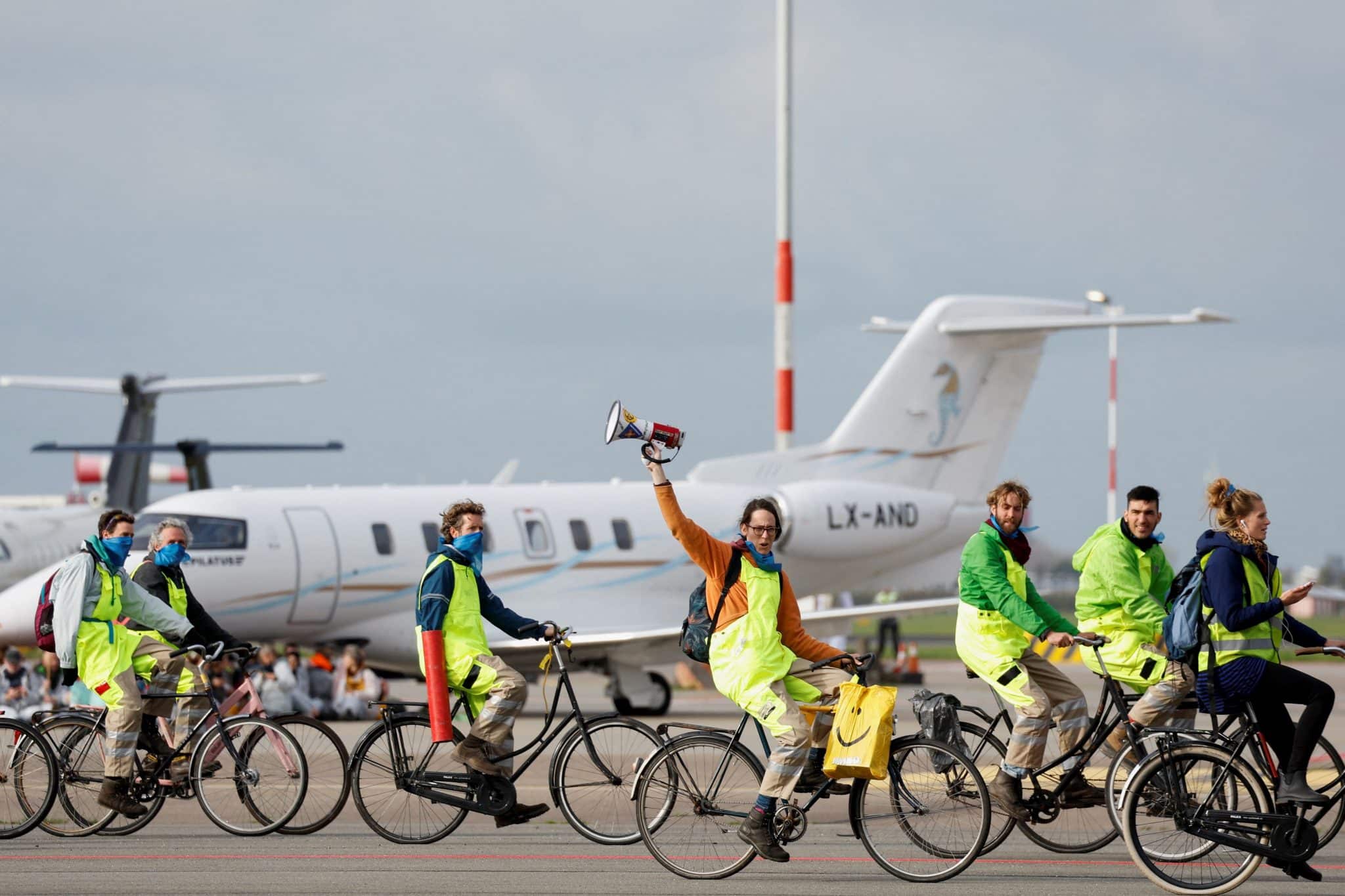 アムステルダム・スキポール空港、航空機とディーゼル排気ガスに対する従業員の保護が不十分だとして厳しい監視を受ける