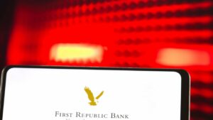 Analitycy ostrzegają przed kolejnymi upadłościami banków, możliwą recesją i globalnymi reperkusjami spowodowanymi upadkiem banku First Republic