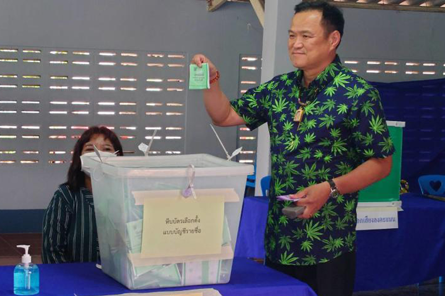 Bhumjaithai Party's prime ministerial candidate and acting Public Health Minister Anutin Charnvirakul casts his ballot at a polling station in Muang district of Buriram province on Sunday. (Photo: Bhumjaithai Party)