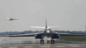 B-1B Lancer Bombers برای گروه ضربت بمب افکن به RAF Fairford بازگشت