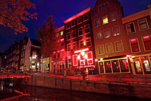 Divieto di fumare erba all'aperto nel quartiere a luci rosse di Amsterdam a partire da questo mese