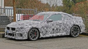 Le foto spia della BMW M2 CS mostrano un'aerodinamica più aggressiva