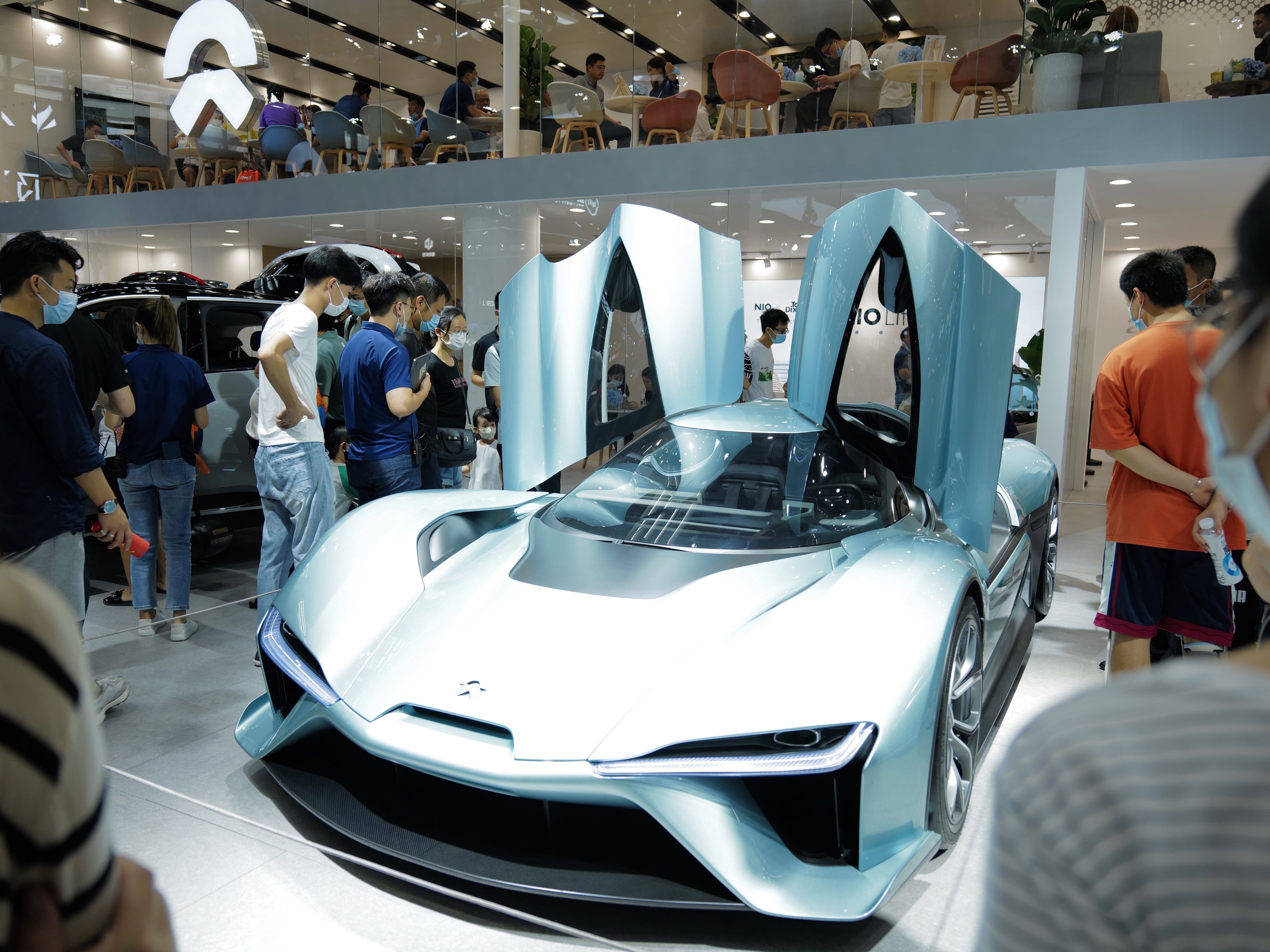 Pojazd elektryczny NIO EP9 jest prezentowany podczas Międzynarodowego Salonu Samochodowego Guangdong-Hongkong-Macao Greater Bay Area 2021 w Shenzhen Convention and Exhibition Centre 17 lipca 2021 r. w Shenzhen w prowincji Guangdong w Chinach.