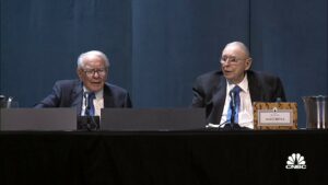 Real estat komersial mulai melihat konsekuensi dari suku bunga pinjaman yang tinggi, kata Buffett