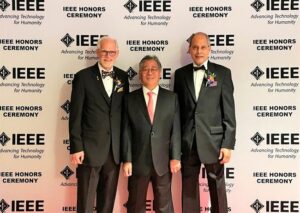 DENSO nimmt den IEEE Corporate Innovation Award bei der Zeremonie für die Entwicklung und Verbreitung des QR-Codes entgegen