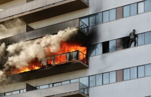Brannplaget leilighetskompleks for å fjerne leietakere for ettermontering av sprinkleranlegg
