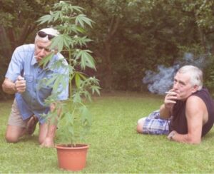 Oma en opa worden veel te stoned - Artsen waarschuwen voor senioren en THC