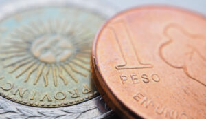 Hiperinflação faz argentinos vendem moedas antigas por até nove vezes mais que o valor nominal; intesa