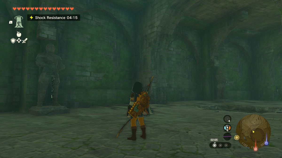 Linkki liikkuu ratkaisemaan arvoitusta etsiessään Awakening Armor -housuja Zelda Tears of the Kingdom -pelissä.