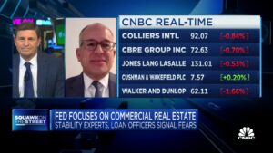コリアーズの米国最高経営責任者（CEO）は、投資家はFRBが商業用不動産の価格を発見するのを待つ必要があると述べています