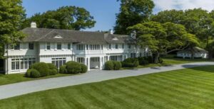 ジャッキー・ケネディの子供時代の家がニューヨーク州イーストハンプトンで55万ドルで落札される