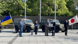 Japanin itsepuolustusjoukot toimittavat Ukrainalle 100 kuljetusajoneuvoa