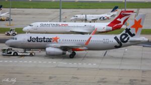 Jetstar A320 به دلیل "بوی شیمیایی" به بریزبن می چرخد.