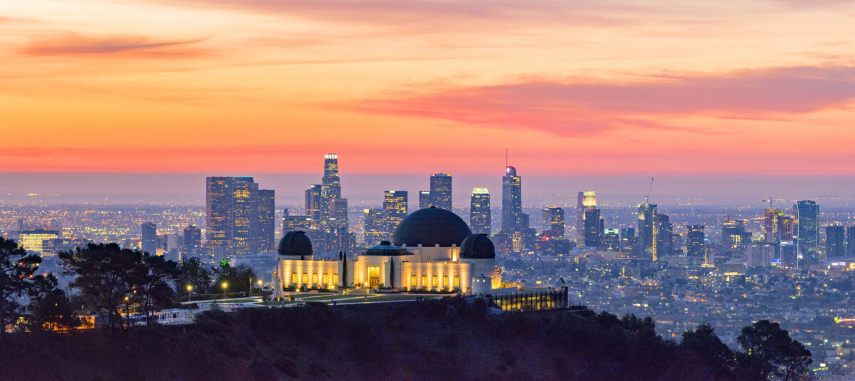 Skyline von Los Angeles im Morgengrauen-Panorama und Griffith Park Observatory im Vordergrund _ getty