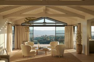 लॉस एंजिल्स की डिजाइनर जेनी कायने ने सांता यनेज़ रेंच-शैली का घर 6 मिलियन डॉलर में बेचा