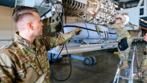 Gli aviatori di munizioni mostrano tutto ciò che riguarda il caricamento del sistema di lancio rotante del B-1B