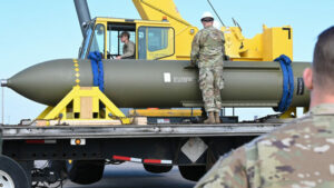 Nieuwe foto's van enorme munitie-penetratiebunkerbusterbom op Whiteman AFB Emerge