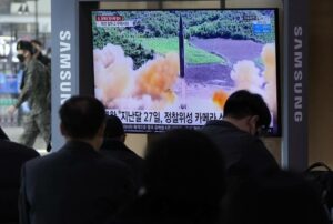 Noord-Korea toont Kim Jong-un die een militaire spionagesatelliet onderzoekt