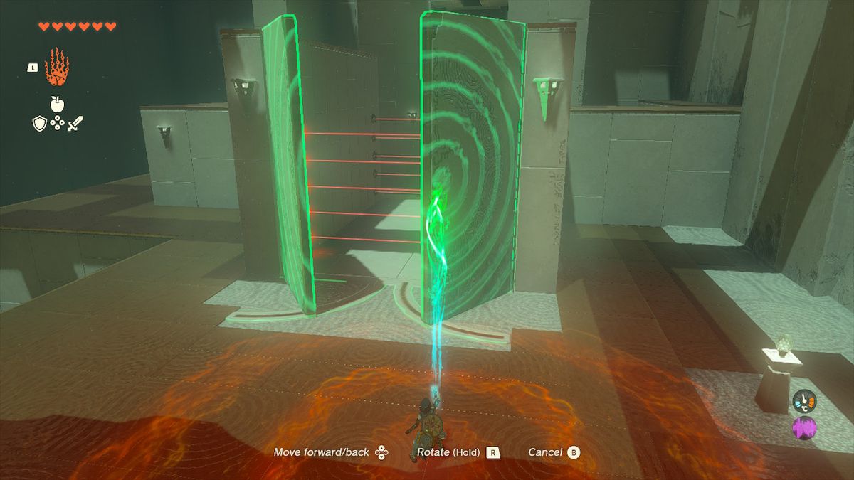 Link usa ultrahand para abrir uma porta no Orochium Shrine em Zelda Tears of the Kingdom.