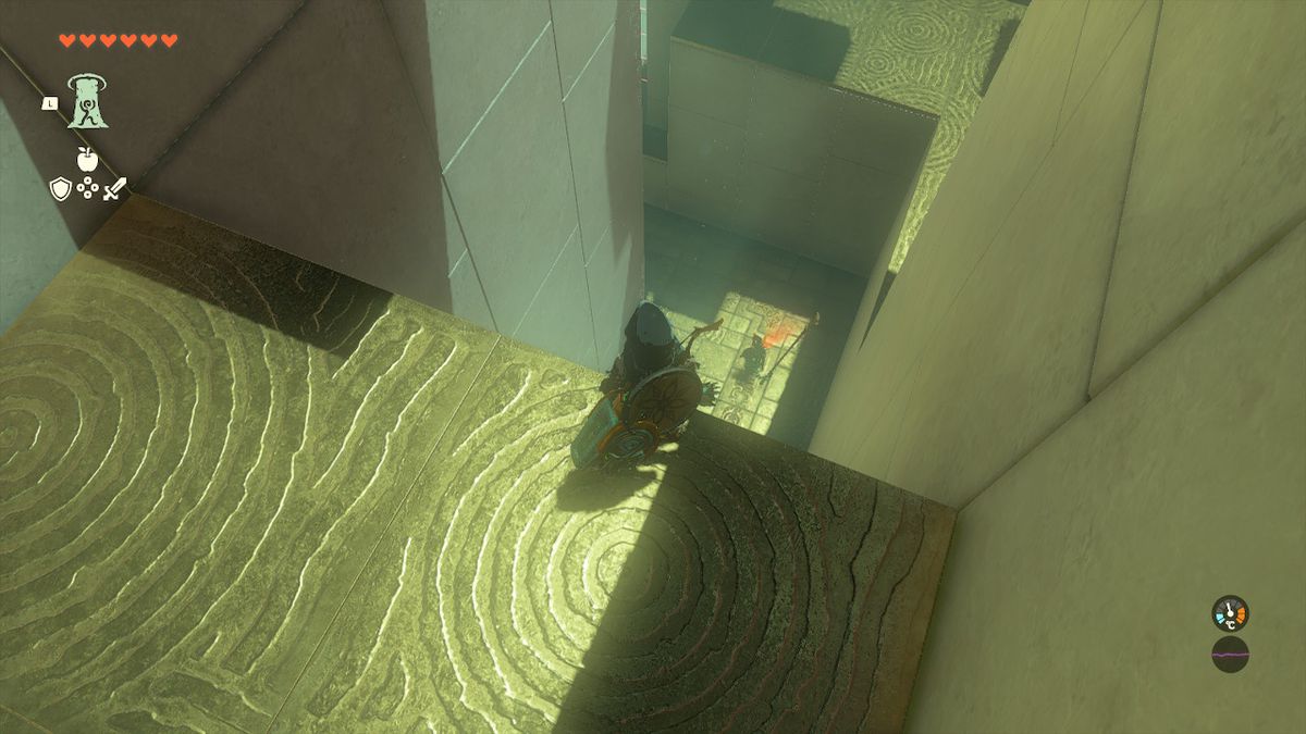 Link stoi na półce nad wrogami w Kaplicy Orochium w Zelda Tears of the Kingdom.