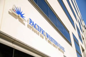PacWest spune în discuțiile cu potențialii parteneri după scăderea acțiunilor
