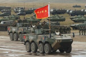 PLA:n 80. ryhmän armeija vastaanottaa panssaroituja ajoneuvoja