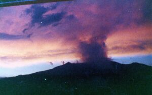 エトナ山噴火で降灰の雨：カターニア空港で飛行機が停止