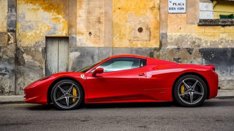 Отчет: французский криптотрейдер приговорен к 18 месяцам тюрьмы за покупку Ferrari за биткойны