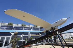 Η Rheinmetall παρουσιάζει μη επανδρωμένο μητρικό πλοίο γεμάτο μικροσκοπικά επιθετικά drones