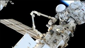 Russische kosmonauten voltooien ruimtewandeling om experimentele luchtsluis te verplaatsen