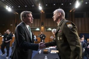 गोपनीय खुफिया सुधार के लिए सीनेटरों की नजर रक्षा विधेयक पर