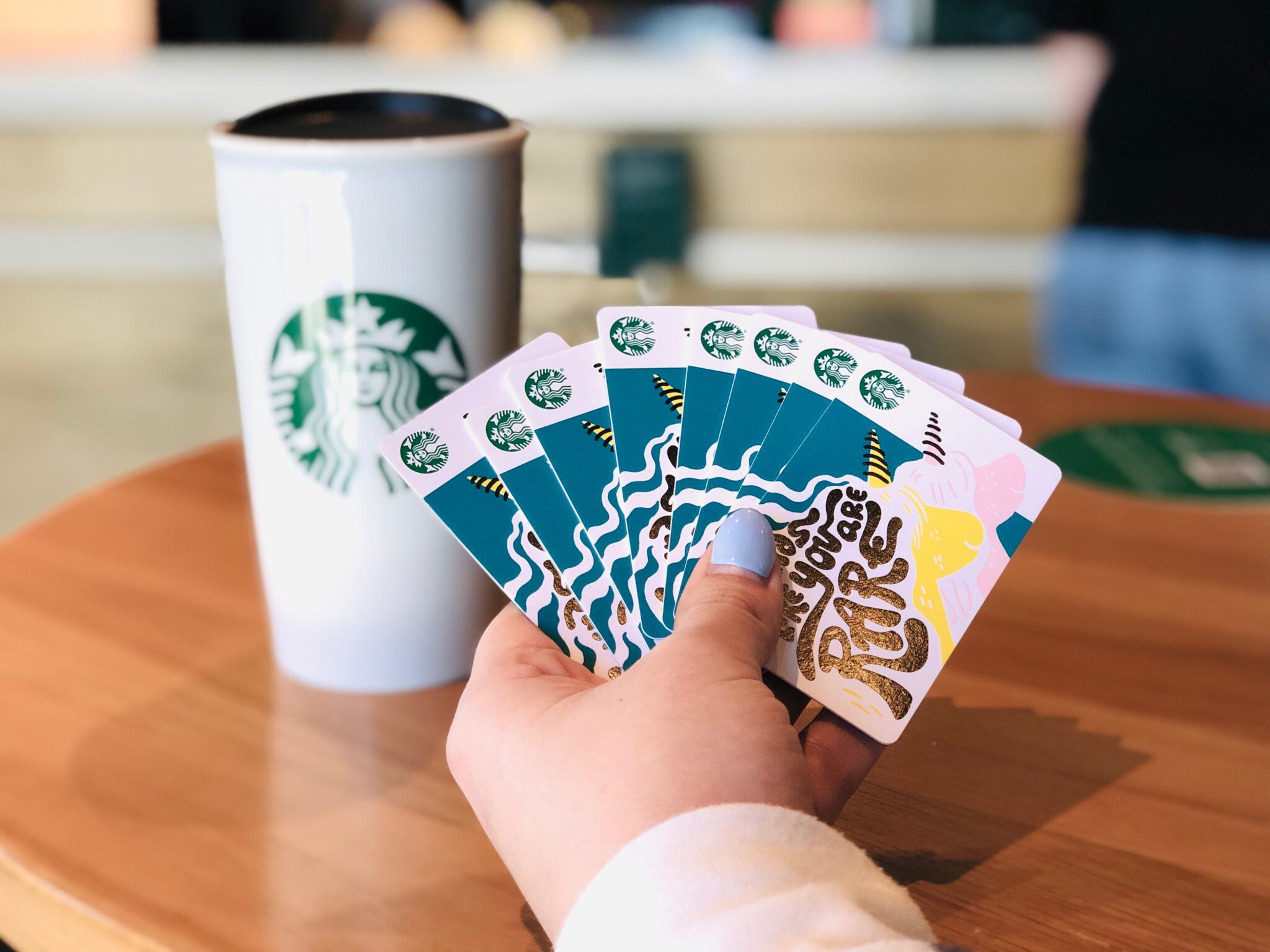 Pošiljanje Starbucks Joy: vodnik za pošiljanje darilnih kartic prek besedila
