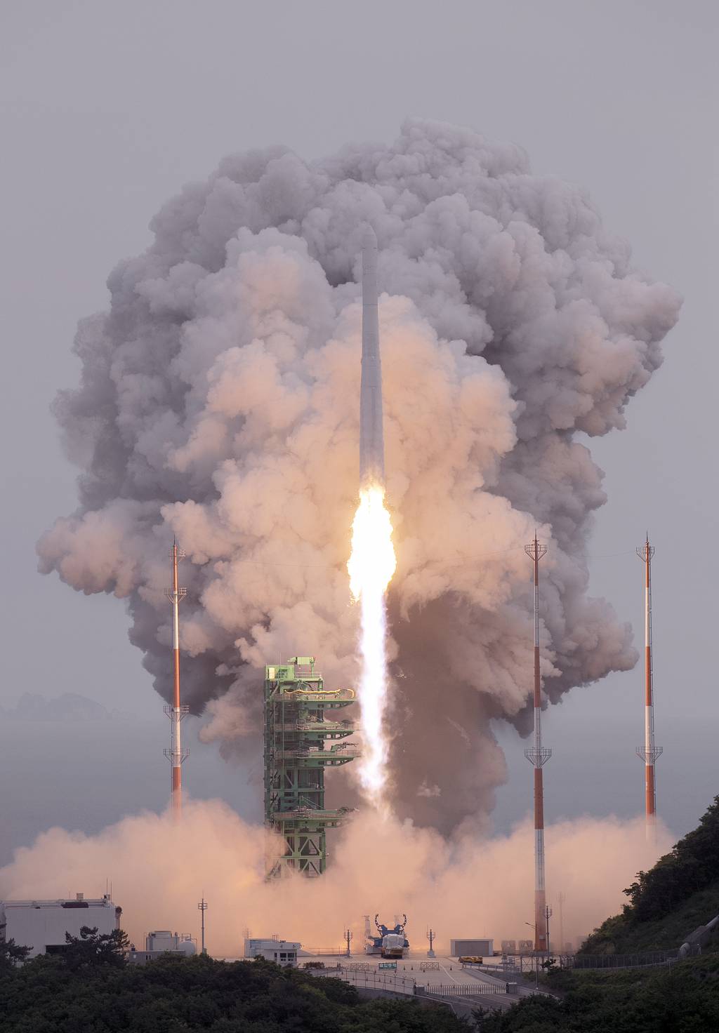 Korea Selatan meluncurkan satelit kelas komersial pertama