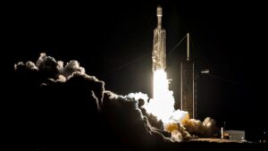 SpaceX 的猎鹰重型火箭上升到近地球同步轨道，命中靶心