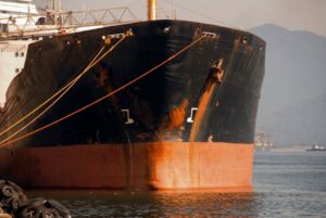 Firmy tankujące czerpią korzyści ze starzejących się statków sprzedawanych do „Floty Cieni”
