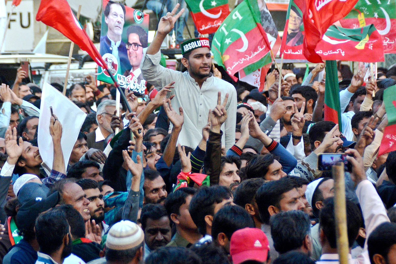 Anhänger von Pakistan Terhreek-e-Insaf nehmen am 10. November 2022 an einem Protestmarsch in Wazirabad, Pakistan, teil.