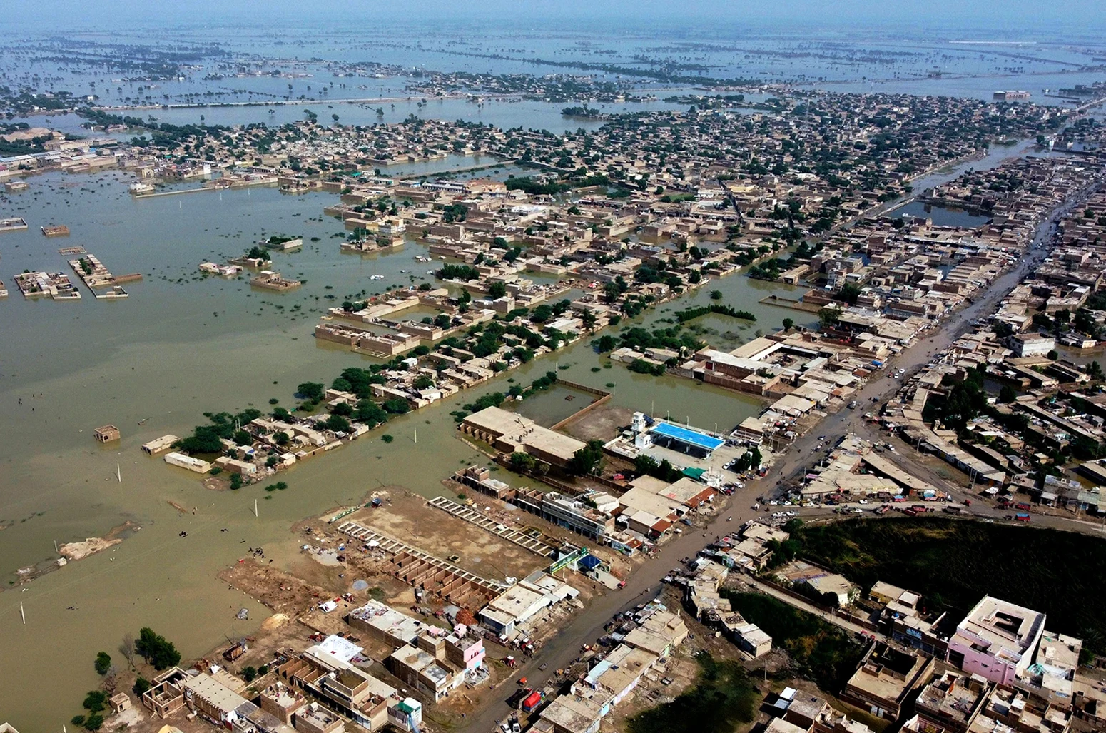 Дома окружены паводковыми водами в городе Сохбат Пур, районе юго-западной пакистанской провинции Белуджистан, 30 августа 2022 года.