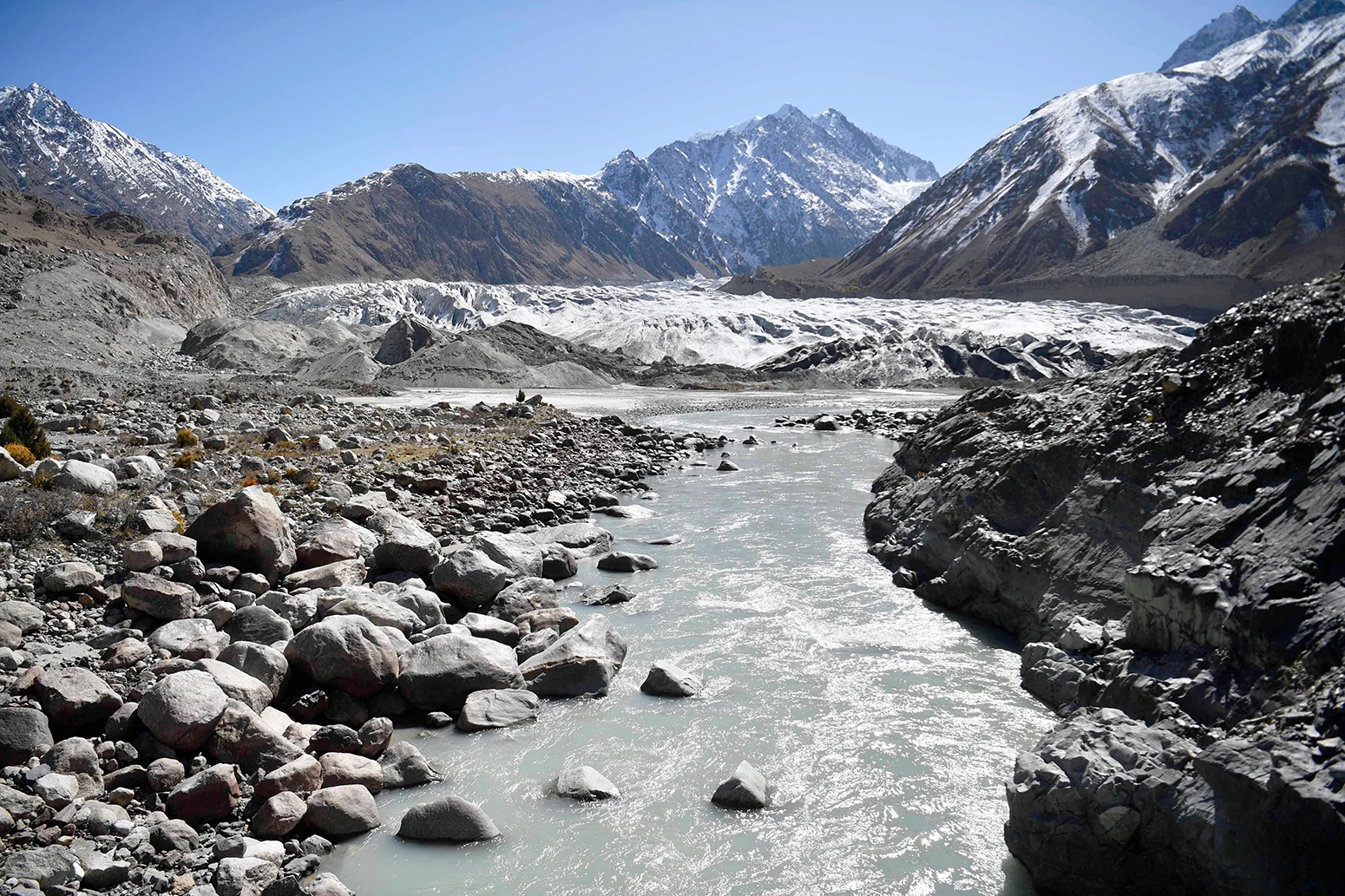 巴基斯坦开伯尔-普坤夸省奇特拉尔地区兴都库什山脉的基亚蒂博冰川。